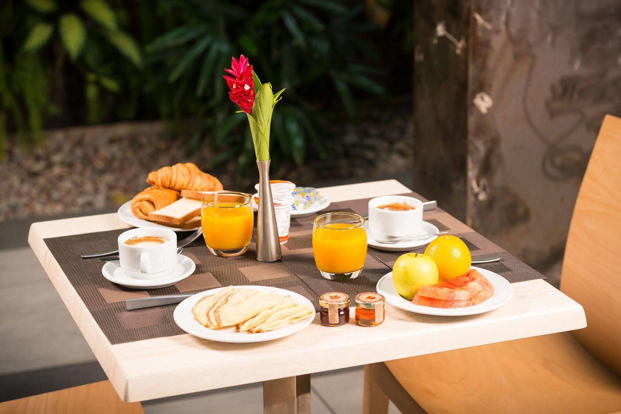 Mina Hotel Libreville Exterior photo