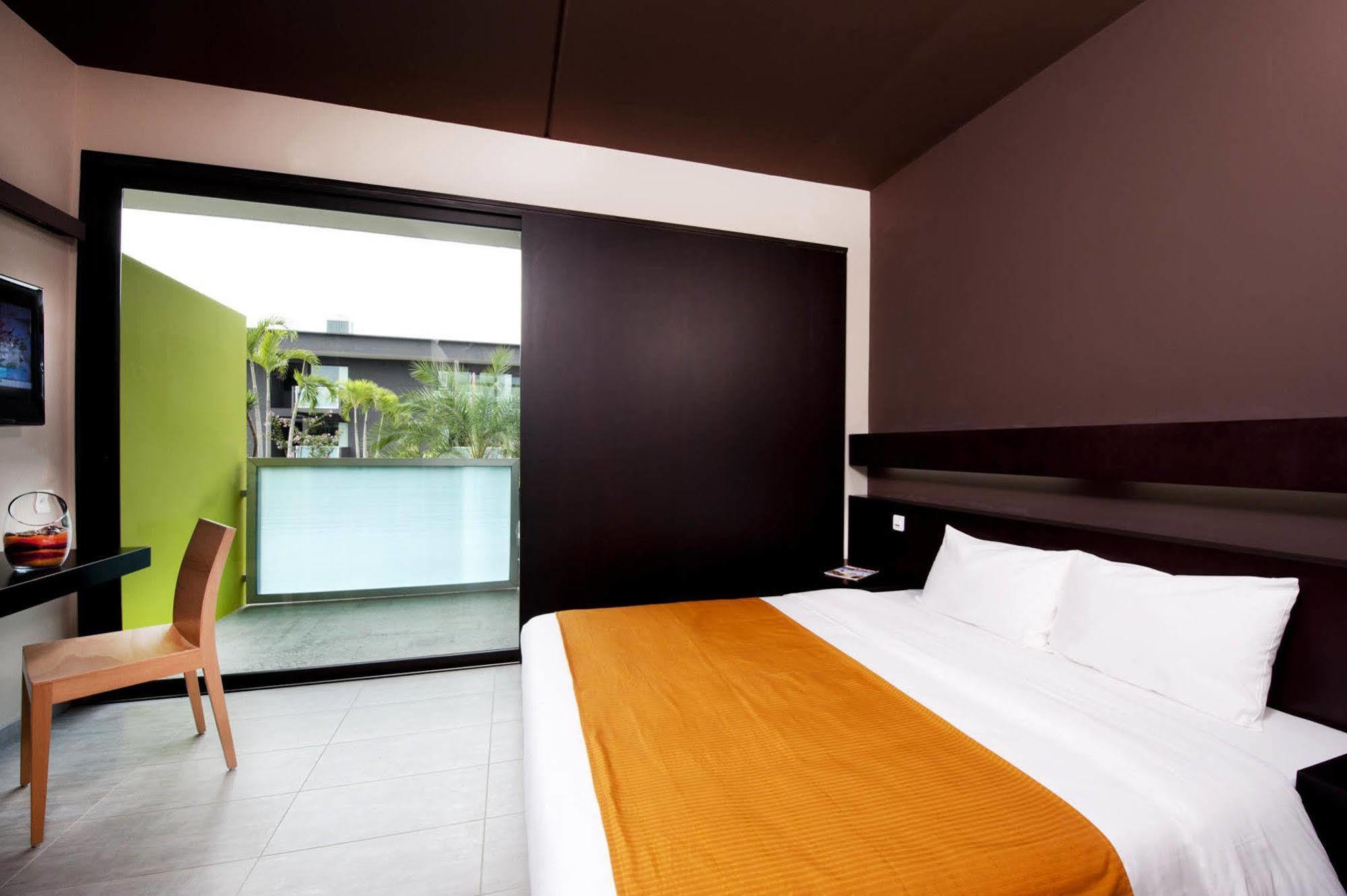 Mina Hotel Libreville Exterior photo